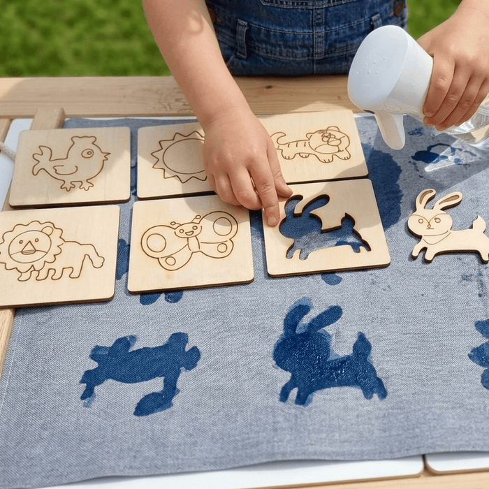 Activity Toys FUNOVA - Stencil, Stamp and Spray Set FN3902